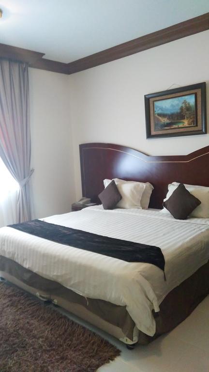 Royal Crown Suites Sharjah Buitenkant foto