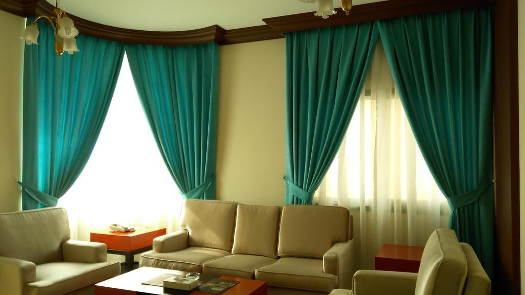 Royal Crown Suites Sharjah Buitenkant foto