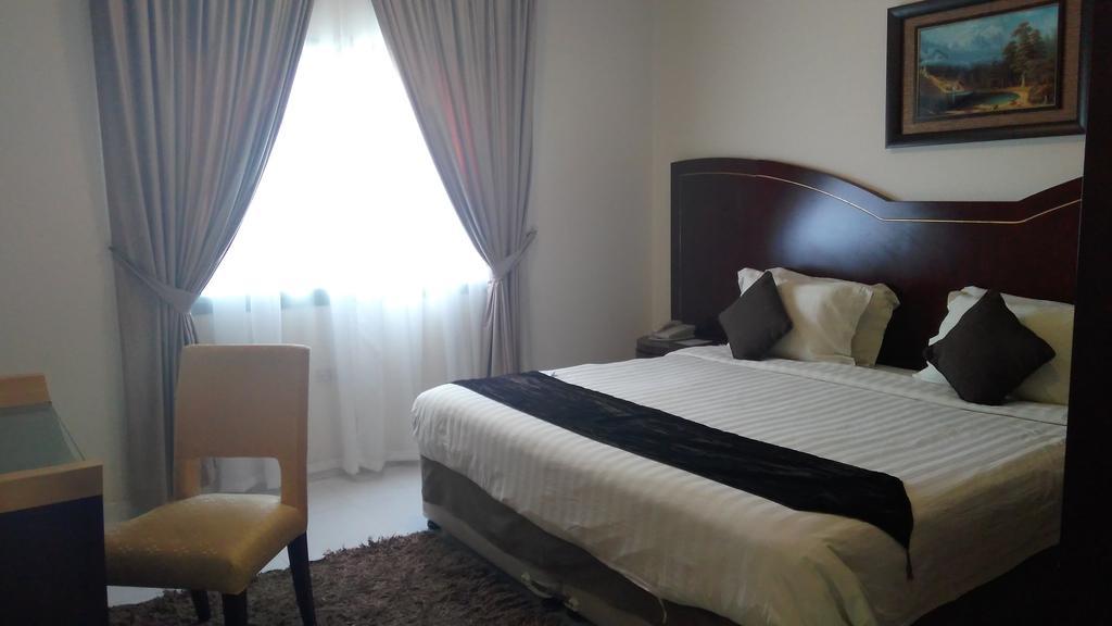 Royal Crown Suites Sharjah Buitenkant foto