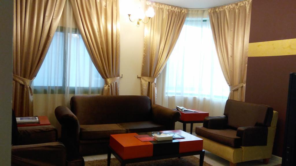 Royal Crown Suites Sharjah Buitenkant foto