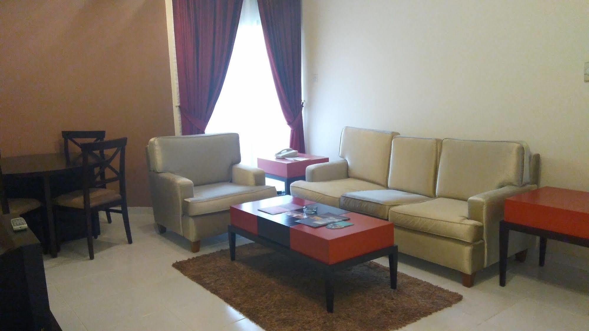 Royal Crown Suites Sharjah Buitenkant foto
