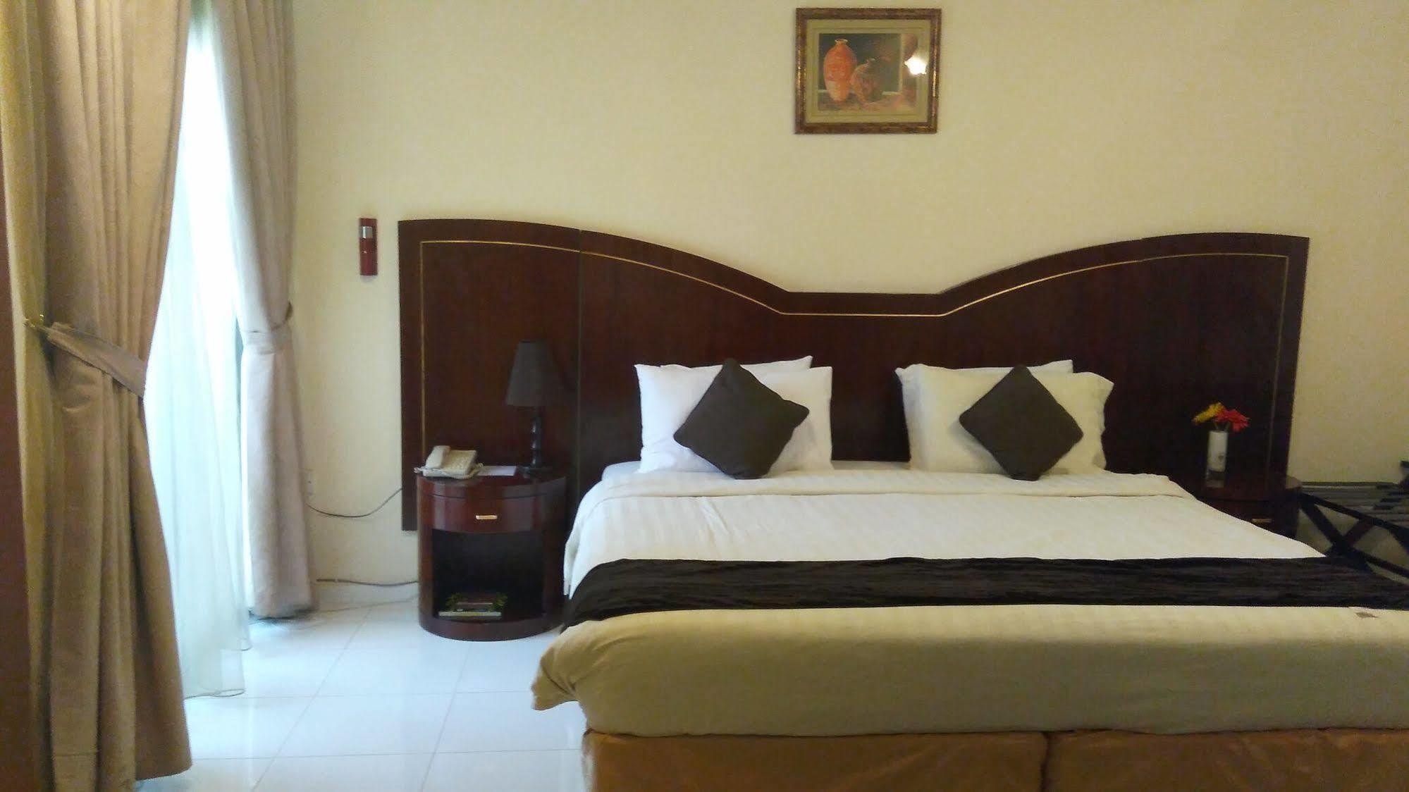 Royal Crown Suites Sharjah Buitenkant foto
