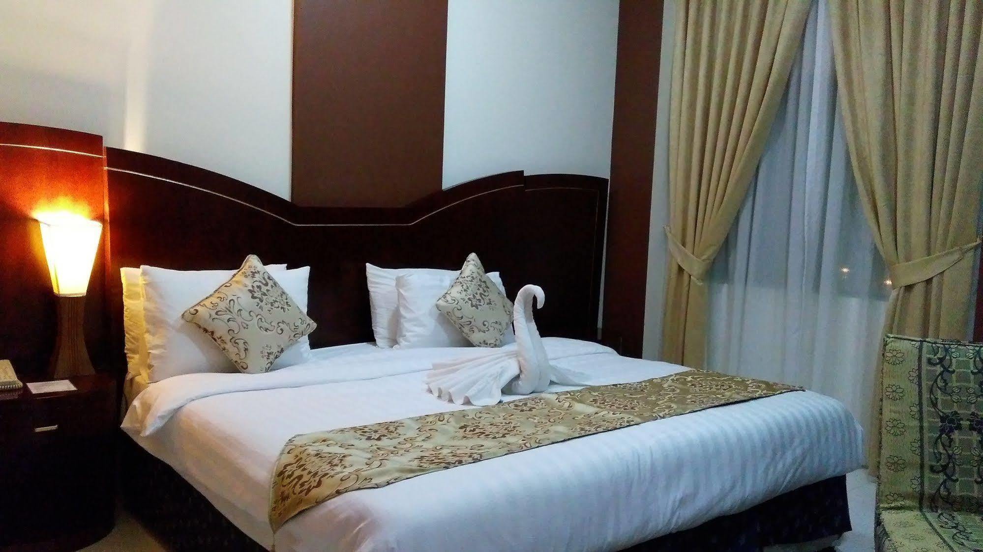 Royal Crown Suites Sharjah Buitenkant foto