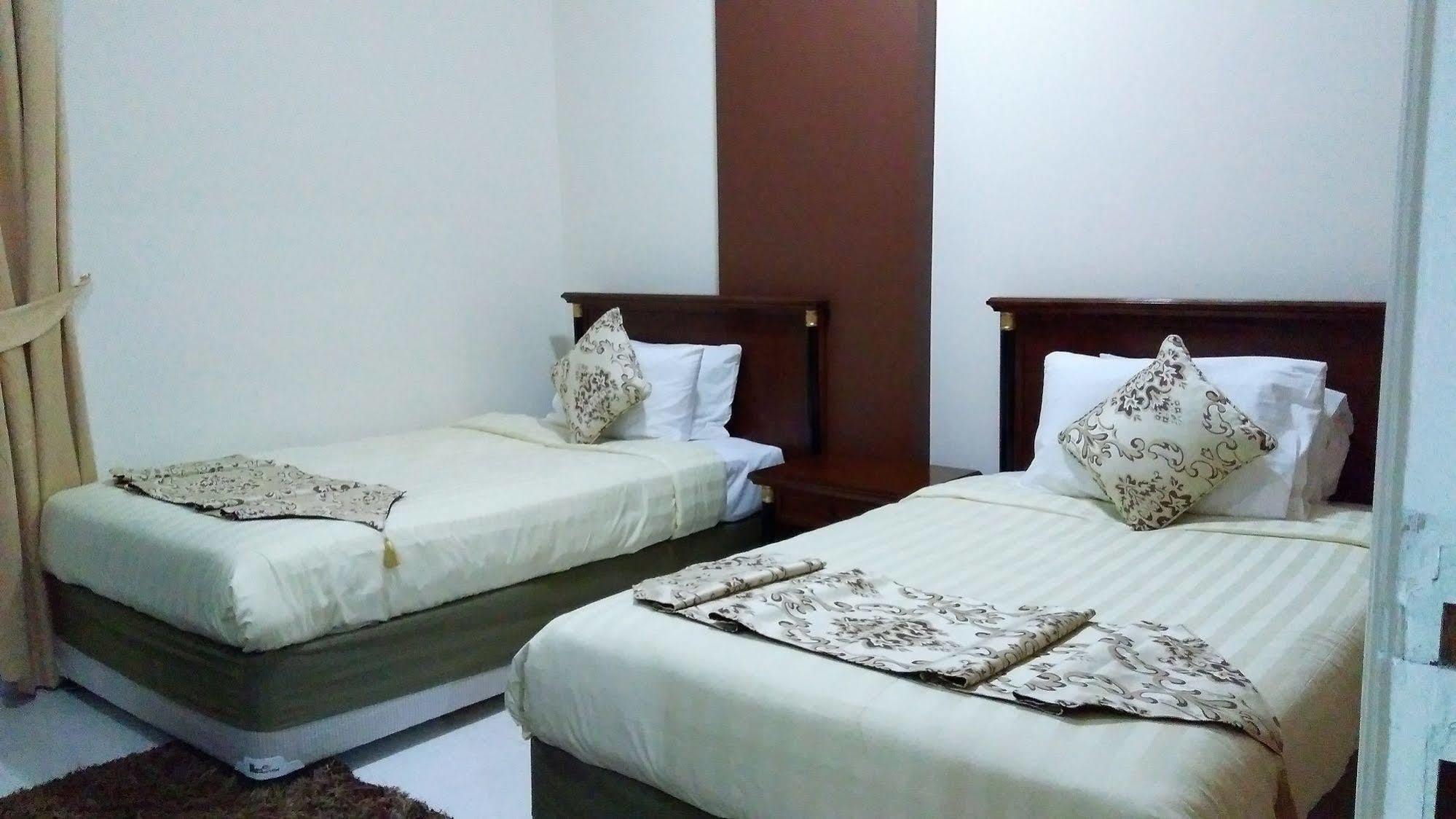 Royal Crown Suites Sharjah Buitenkant foto