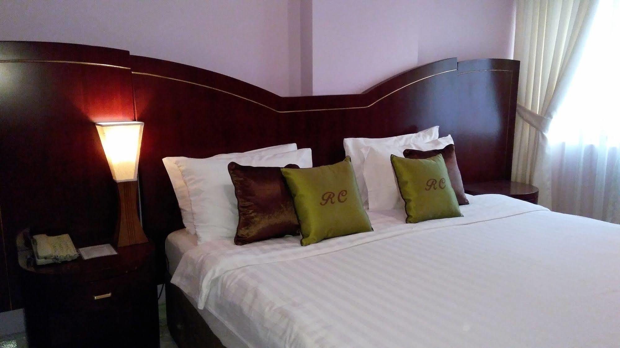 Royal Crown Suites Sharjah Buitenkant foto