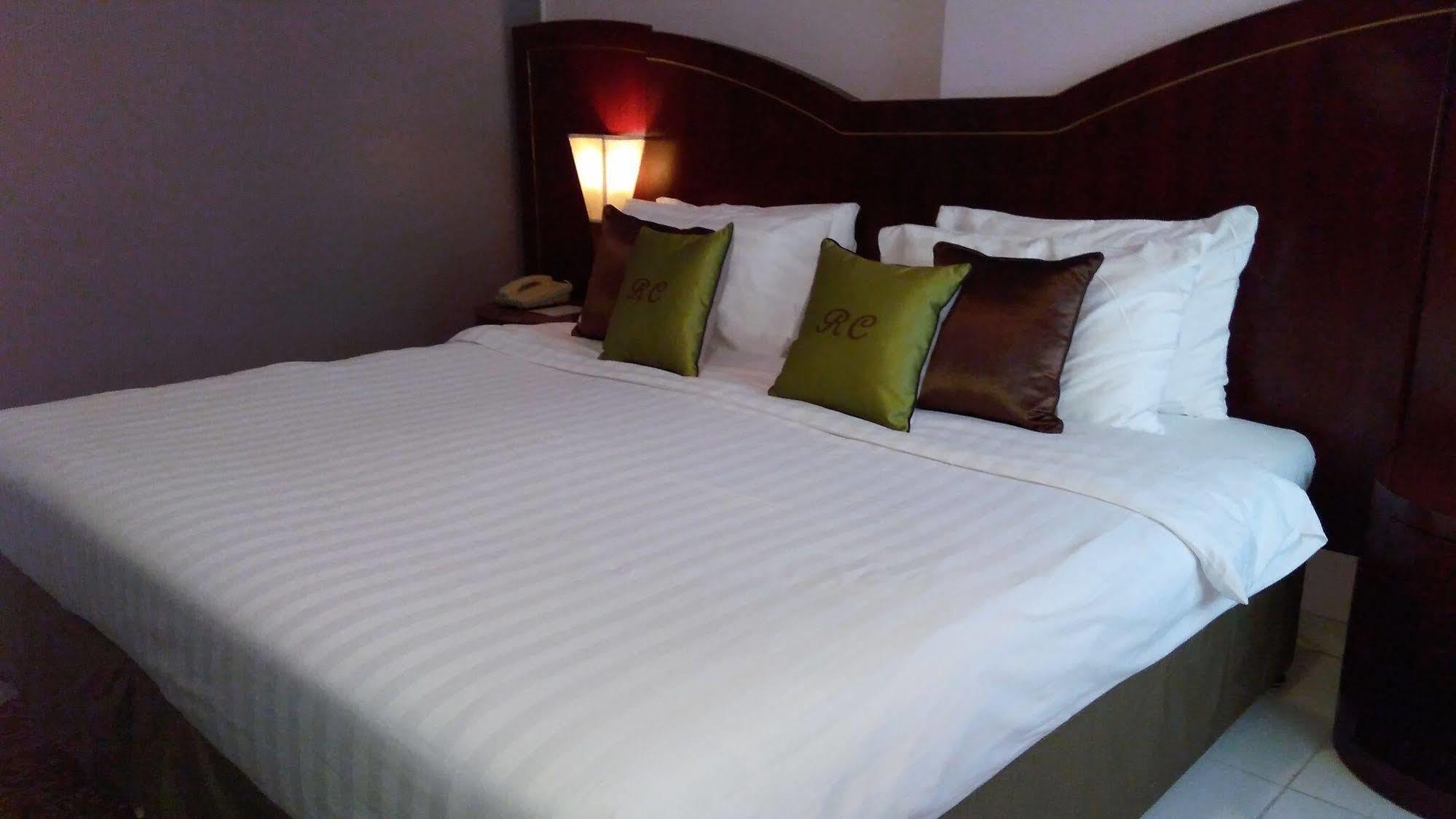 Royal Crown Suites Sharjah Buitenkant foto