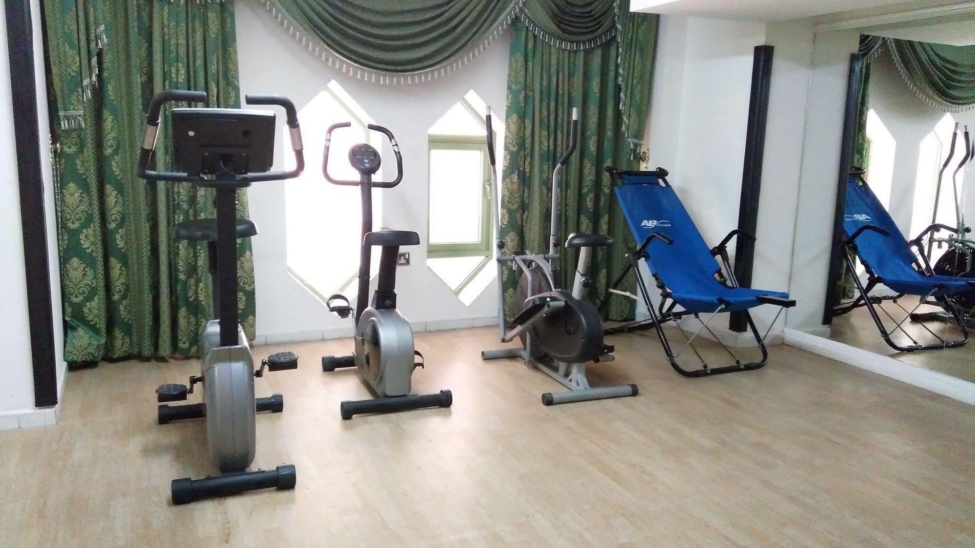 Royal Crown Suites Sharjah Buitenkant foto