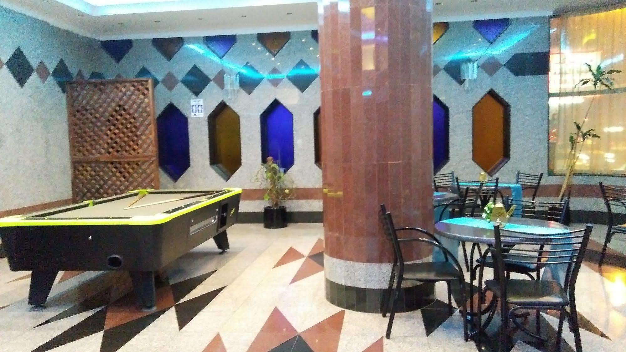 Royal Crown Suites Sharjah Buitenkant foto